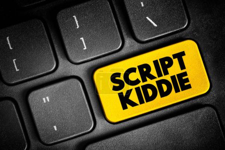 Téléchargez les photos : Script Kiddie est quelqu'un qui utilise un logiciel existant pour pirater des systèmes informatiques appartenant à d'autres, bouton texte sur le clavier, arrière-plan concept - en image libre de droit