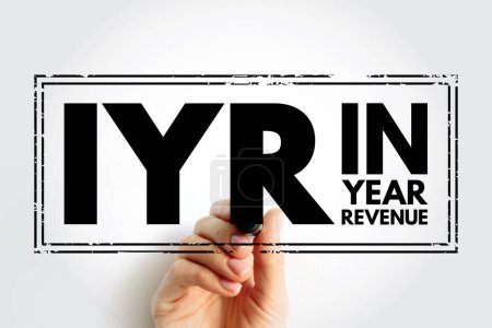 Foto de IYR In Year Revenue: cantidad total de dinero que una empresa gana durante un período de 12 meses, sello de texto de acrónimo - Imagen libre de derechos