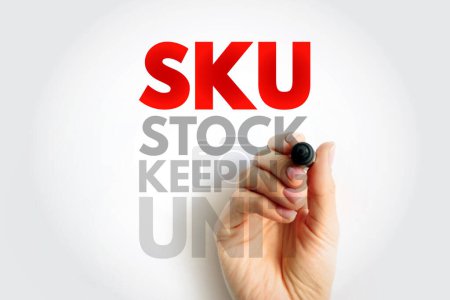 Téléchargez les photos : SKU Stock Keeping Unit - code à barres numérisable, imprimé sur les étiquettes de produits dans un magasin de détail, fond de texte d'acronyme - en image libre de droit