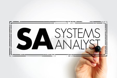 SA - Systems Analyst ist eine Person, die Analyse- und Designtechniken verwendet, um Geschäftsprobleme mit Hilfe von Informationstechnologie zu lösen, Akronym Textbegriffsstempel