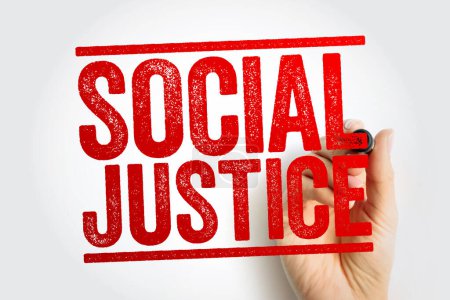 La justicia social es justicia en términos de la distribución de la riqueza, las oportunidades y los privilegios dentro de una sociedad, fondo de concepto de sello de texto