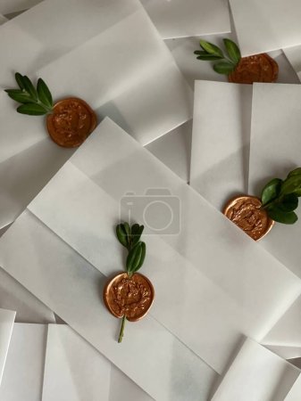 Téléchargez les photos : Enveloppe d'invitation de mariage avec sceau de cire - en image libre de droit