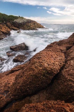 Foto de Ola estrellándose contra rocas en Broughton Island - Imagen libre de derechos
