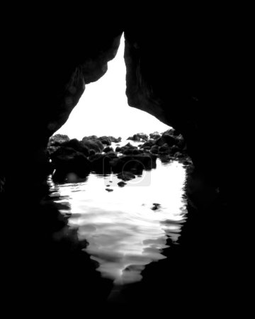 Foto de Entrada cueva con agua en la isla Broughton - Imagen libre de derechos