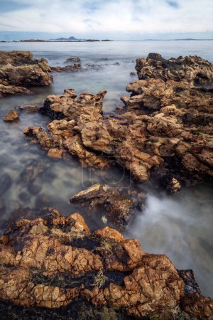 Foto de Rocas y agua de larga exposición en Broughton Island cerca de Hawks Nest en NSW Australia - Imagen libre de derechos