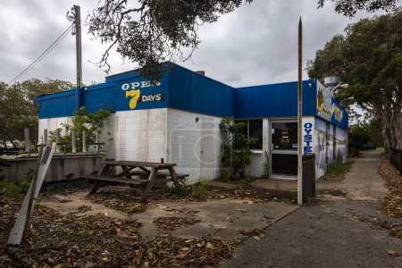 Téléchargez les photos : Un vieux bâtiment de poissons abandonnés bleus et blancs à Wooli nsw australie - en image libre de droit