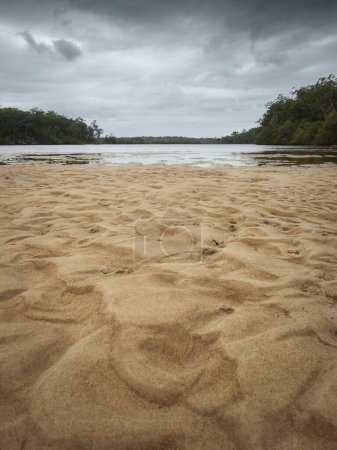 ondulations dans le banc de sable à marée basse sur la plage au milieu de la rivière Wooli nsw australie