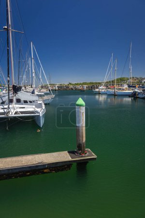 Anlegestelle und Yachtboote im Wasser am Hafen von Coffs nsw