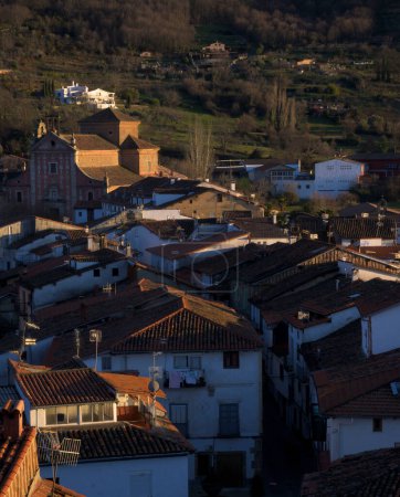 Foto de Vertical aerial view of Hervas with the Trinitarian convent of San Juan Bautista in the background - Imagen libre de derechos
