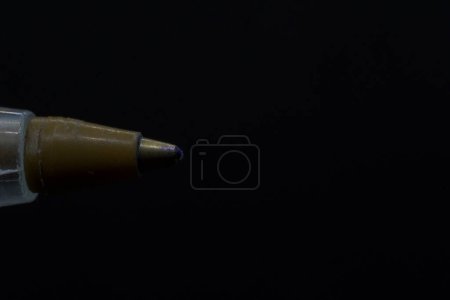 Téléchargez les photos : Détail de pointe de stylo encre bleue horizontalement avec fond noir et copier la pâte - en image libre de droit
