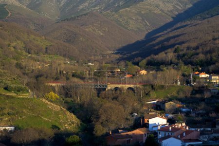 Vista panorámica del puente de hierro en Hervas Extremadura al atardecer horizontalmente Eiffiel