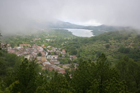 Foto de Vista panorámica de Banos de Montemayor al norte de Extremadura en un día nublado con vegetación verde aguas termales spa - Imagen libre de derechos