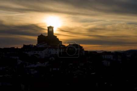 Silhouette der Kirche von Hervas Extremadura Spanien Skyline bei Sonnenuntergang horizontal