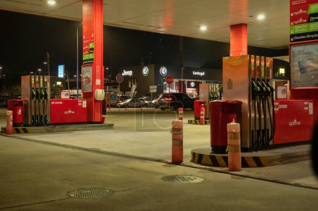 Foto de Cascais, Portugal. 09 Marzo 2023. gasolinera sin coches por la noche - Imagen libre de derechos