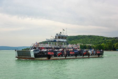 Téléchargez les photos : Tihany, Hongrie 6 juillet 2019 : Ferry traversant le lac Balaton de Szantod à Tihany par une journée d'été ensoleillée, le transport et les voyages - en image libre de droit