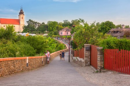 Téléchargez les photos : Tihany, Hongrie 6 juin 2019 : Vue panoramique d'une rue confortable et itinéraire vers l'abbaye bénédictine de Tihany, arrière-plan de voyage en plein air - en image libre de droit