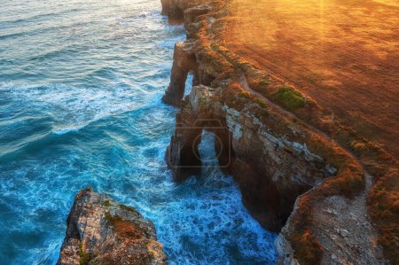 Vue aérienne de la plage des cathédrales (Playa de las Catedrales) ou Praia de Augas Santas au lever du soleil, paysage étonnant avec des rochers et l'océan Atlantique, Ribadeo, Galice, Espagne. Extérieur fond de voyage