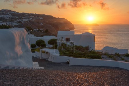 Fantástica vista del atardecer de Santorini, paisaje marino con arquitectura blanca, acantilados, cielo coloreado y sol sobre el mar Egeo, Grecia. Fondo de viaje al aire libre, concepto de vacaciones de verano