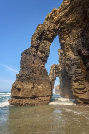 Foto de Playa de las Catedrales o Praia de Augas Santas en marea baja, rocas naturales y cuevas bizarras, atracción turística en Ribadeo, Galicia, España. Fondo de viaje al aire libre - Imagen libre de derechos