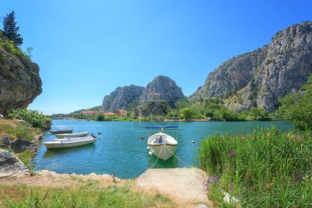 Malerischer Blick auf Omis, wo der Fluss Cetina auf die Adria, Dalmatien, Kroatien trifft. Gemütliche Stadt mit Strand und viel Grün, umgeben von Dinara-Bergen, Outdoor-Reise Hintergrund, Ferienanlage