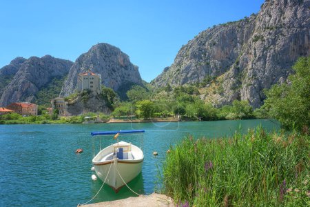 Vista panorámica de Omis donde el río Cetina se encuentra con el mar Adriático, Dalmacia, Croacia. Acogedora ciudad con playa y vegetación rodeada de montañas Dinara, fondo de viaje al aire libre, complejo turístico