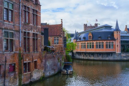 Vue panoramique du centre-ville historique de Gand (Gent), Belgique. Beau paysage urbain avec architecture médiévale, monuments monumentaux et rivière Lys avec des bateaux de tourisme, arrière-plan de voyage en plein air