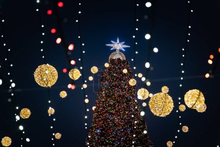 Foto de Kiev Ucrania - 01.13.2022: El principal árbol de Navidad de Ucrania en la Plaza de Santa Sofía, Kiev en 2022 - Imagen libre de derechos