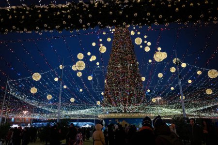 Téléchargez les photos : Kiev Ukraine - 01.13.2022 : Le principal arbre de Noël de l'Ukraine sur la place Sainte-Sophie, Kiev en 2022 - en image libre de droit