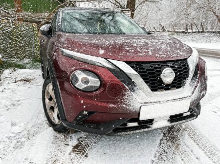 Foto de 03.02.2023 Kiev, Ucrania: Nuevo Nissan Juke 2022 año en color Borgoña en invierno - Imagen libre de derechos
