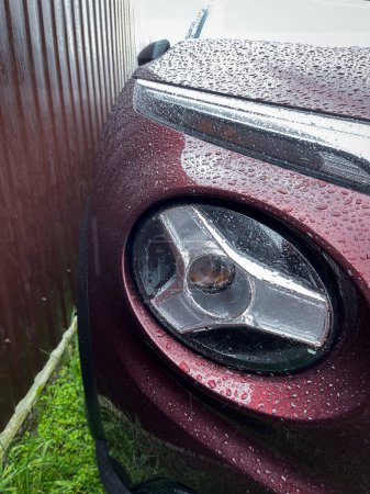 Foto de 03.11.2022 Kiev, Ucrania: Nuevo Nissan Juke 2022 año en color Borgoña con gotas de lluvia - Imagen libre de derechos