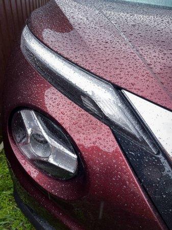 Téléchargez les photos : 03.11.2022 Kiev, Ukraine : Nouveau Nissan Juke 2022 année en Bourgogne couleur avec gouttes de pluie - en image libre de droit