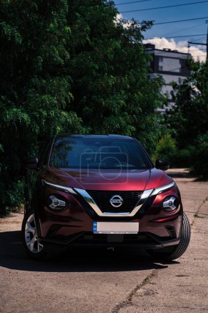 Foto de 16.06.2023 Kiev, Ucrania: Nuevo Nissan Juke 2022 año en color Borgoña - Imagen libre de derechos