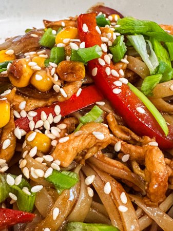 Téléchargez les photos : Nourriture asiatique au poulet. salade et sauce - en image libre de droit