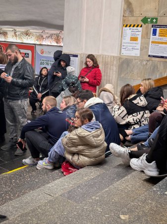 Foto de KYIV, UCRANIA - MAR. 25, 2024: Guerra de Rusia contra Ucrania. Personas en la estación de metro durante ataque con bomba - Imagen libre de derechos