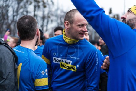 Téléchargez les photos : KIEV, UKRAINE - Avril 23, 2024 : Événement sportif "Unbroken Ten" - course de charité à l'Expocenter de l'Ukraine VDNG - en image libre de droit