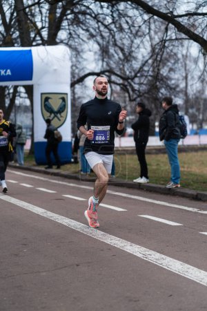 Téléchargez les photos : KIEV, UKRAINE - Avril 23, 2024 : Événement sportif "Unbroken Ten" - course de charité à l'Expocenter de l'Ukraine VDNG - en image libre de droit