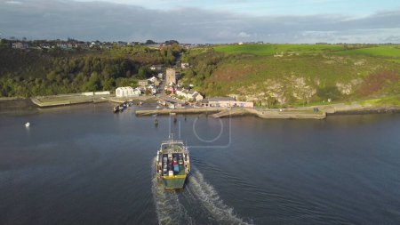 Foto de Drone River Suir, Irlanda - Agosto 2021: Vista aérea de The Passage East Ferry a través del río Suir que une las aldeas de Passage East en Co. Waterford y Ballyhack en Co. Wexford - Imagen libre de derechos