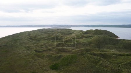 Foto de Sand Hills, Tramore, Waterford, Irlanda. Una de las dunas más grandes de Europa. Imágenes de Drone Aereal - Imagen libre de derechos