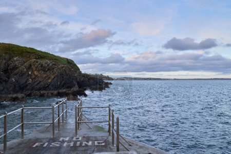 Téléchargez les photos : Vue du tramore Guillamene Swimming Cove, Co.Waterford Irlande. sera océan Atlantique pittoresque - en image libre de droit