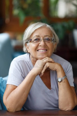 Foto de Retrato de una hermosa mujer mayor sonriente con cabello blanco y gafas - Imagen libre de derechos