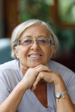 Foto de Retrato de una hermosa mujer mayor sonriente con cabello blanco y gafas - Imagen libre de derechos