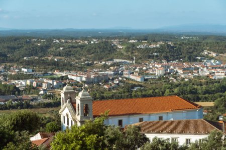 Foto de Vista lejana a través de la extensión de la región de Santarem con la Iglesia de Ourem en primer plano, Portugal. - Imagen libre de derechos
