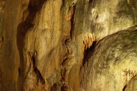 Téléchargez les photos : Les stalagmites sont spéléothem formés par l'eau qui coule ou coule de fractures sur le plafond d'une grotte. - en image libre de droit