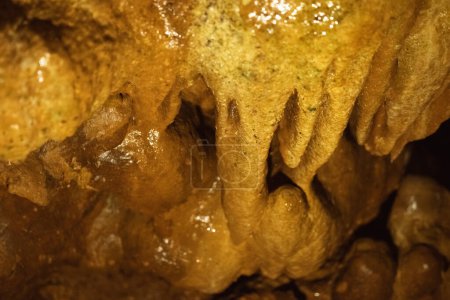 Téléchargez les photos : Les stalagmites sont spéléothem formés par l'eau qui coule ou coule de fractures sur le plafond d'une grotte. - en image libre de droit