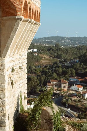 Foto de Ourem Santarem Portugal, 13 de agosto de 2022. Vista desde la fortaleza, situada en la parte superior de la ciudad de Ourem, uno de los castillos más bellos de Portugal. - Imagen libre de derechos
