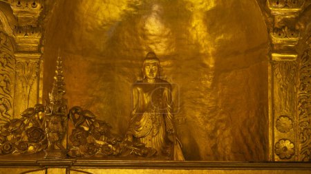 Téléchargez les photos : Bouddha d'or Image, Myanmar - en image libre de droit