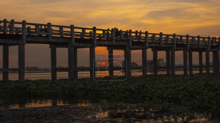 Téléchargez les photos : Pont U Bein au coucher du soleil, Mandalay, Myanmar - en image libre de droit