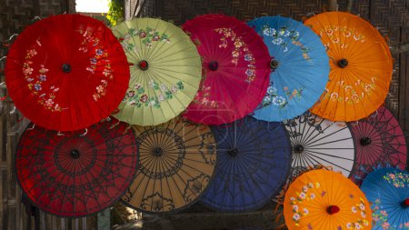 Téléchargez les photos : Parapluies colorés en vente, Mandalay, Myanmar - en image libre de droit