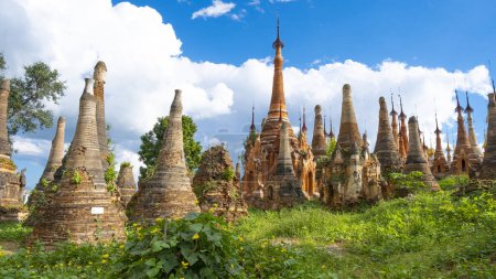 Téléchargez les photos : Stupas à Indey Village d'Inle Lake, Myanmar - en image libre de droit