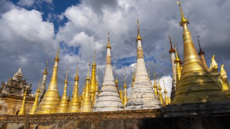 Téléchargez les photos : Stupas à Indey Village d'Inle Lake, Myanmar - en image libre de droit